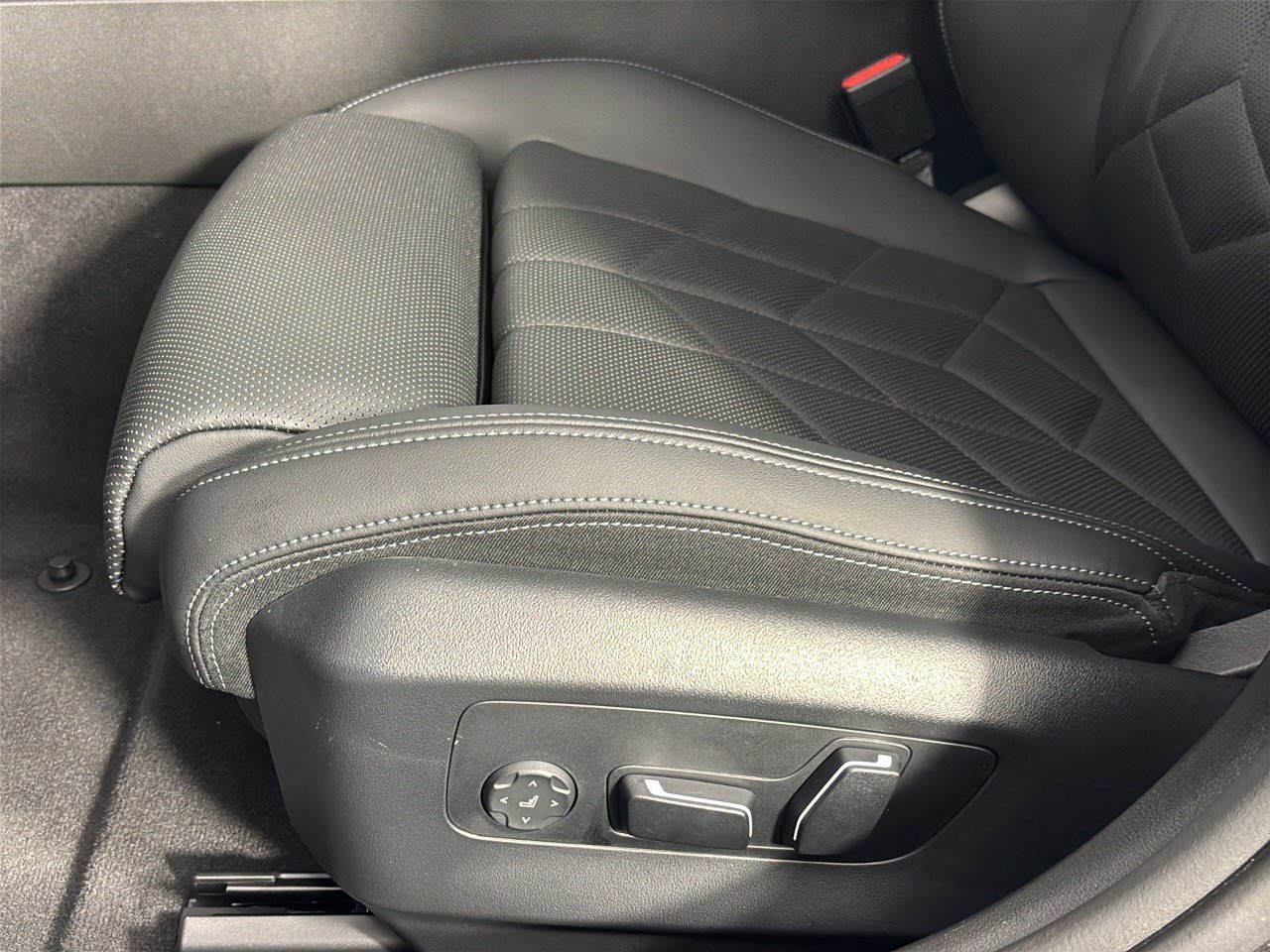 Used 2024 BMW i5 eDrive40i w/ M Sport Package RWD image 16