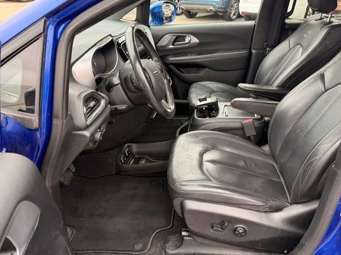 Used 2019 Chrysler Pacifica Touring-L Plus w/ S Appearance Package image 7