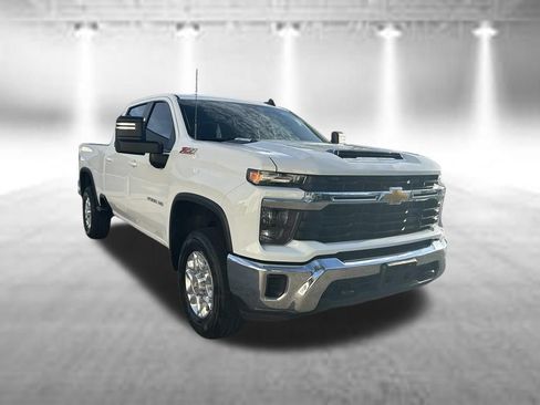 Used 2024 Chevrolet Silverado 2500 LT AWD/4WD image 2
