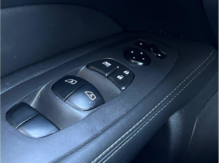 Used 2015 Nissan Pathfinder SL FWD image 18