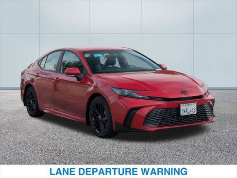 Used 2025 Toyota Camry SE w/ Convenience Package FWD image 4