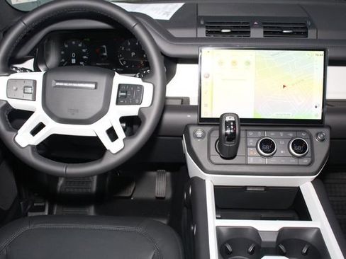 New 2026 Land Rover Defender 130 X-Dynamic SE image 4