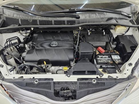 Used 2016 Toyota Sienna XLE w/ XLE Navigation Package FWD image 42