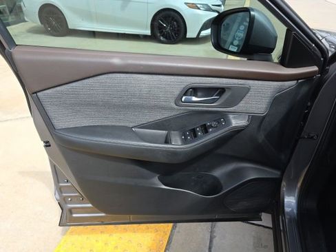 Used 2023 Nissan Rogue SV image 11