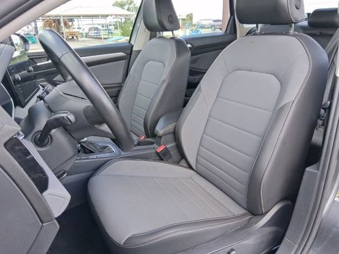 Used 2025 Volkswagen Jetta SE FWD image 11