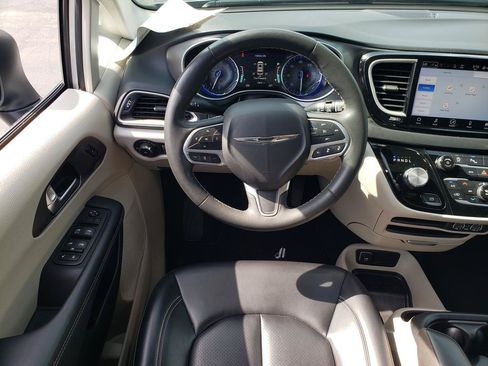 Used 2023 Chrysler Pacifica Touring-L FWD image 16