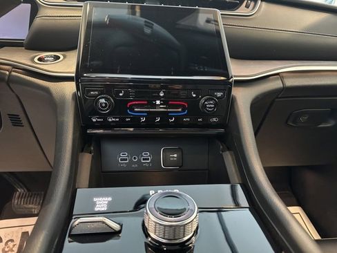 Used 2024 Jeep Grand Cherokee Limited w/ Black Appearance Package image 9