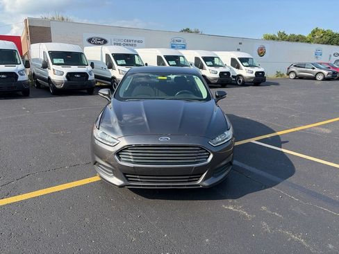 Used 2016 Ford Fusion SE FWD image 2