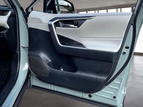 Used 2021 Toyota RAV4 XLE image 27