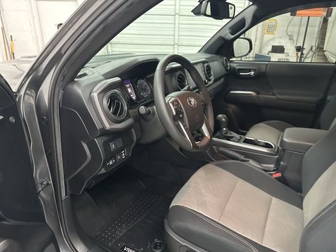 Used 2021 Toyota Tacoma TRD Sport image 10