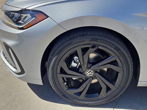 Used 2025 Volkswagen Jetta SE FWD image 15
