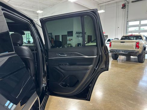 Used 2025 Jeep Grand Cherokee Limited AWD/4WD image 39