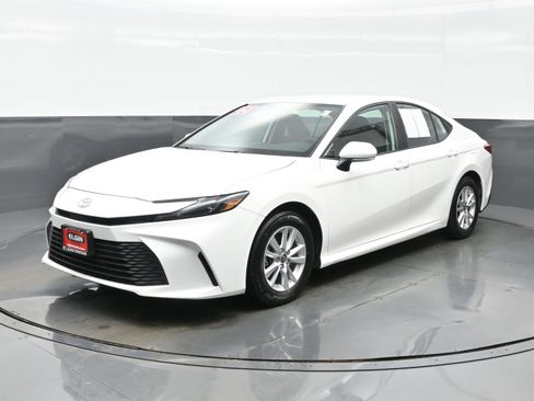 Used 2025 Toyota Camry LE image 2