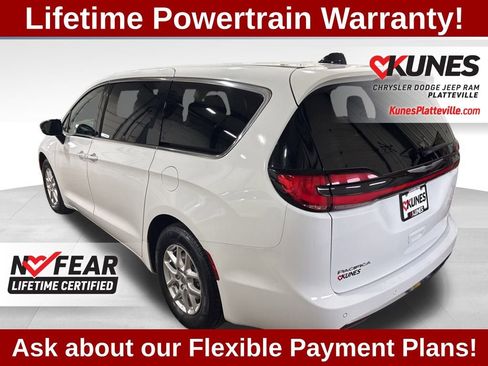 Used 2024 Chrysler Pacifica Touring-L image 8