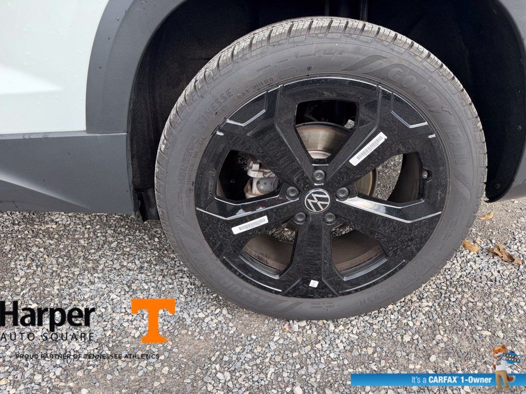 Used 2025 Volkswagen Taos SE AWD/4WD image 21