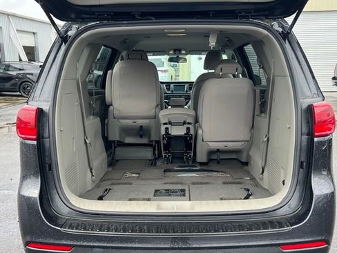 Used 2019 Kia Sedona LX image 12