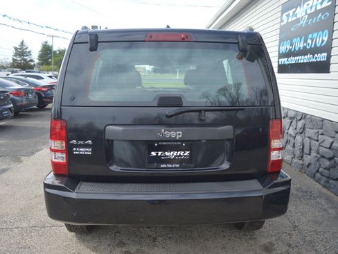 Used 2010 Jeep Liberty Sport image 8