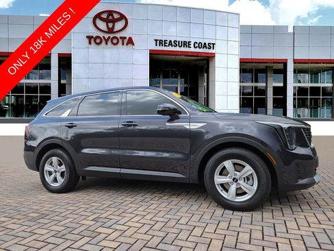 Used 2025 Kia Sorento LX FWD image 1