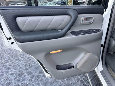 Used 2005 Toyota Land Cruiser image 33