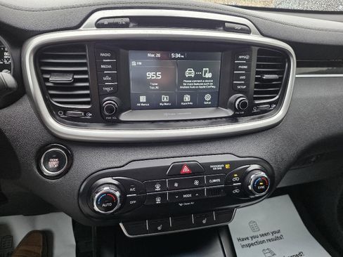 Used 2017 Kia Sorento LX w/ LX Convenience Package image 17