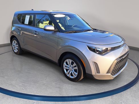 Used 2023 Kia Soul LX FWD image 3