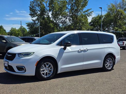 Used 2025 Chrysler Pacifica Select FWD image 1