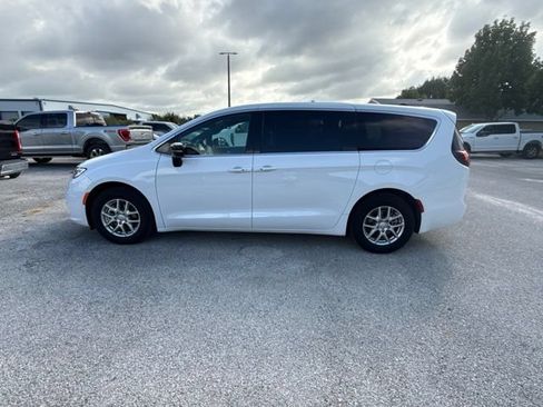Used 2025 Chrysler Pacifica Select FWD image 8