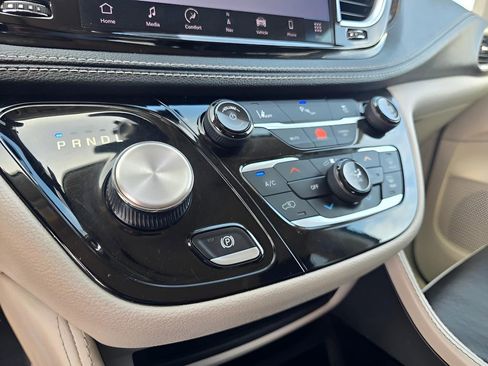 Used 2023 Chrysler Pacifica Limited image 11