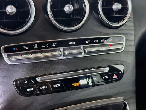 Used 2019 Mercedes-Benz GLC 300 4MATIC image 24