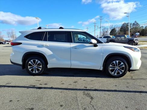Used 2020 Toyota Highlander XLE image 3
