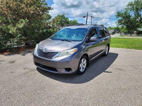 Used 2014 Toyota Sienna LE FWD image 1