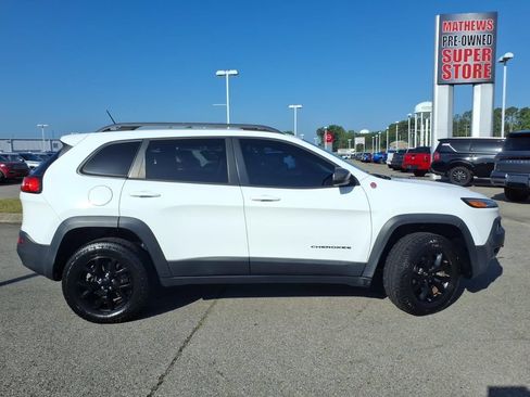 Used 2015 Jeep Cherokee Trailhawk w/ Trailer Tow Group AWD/4WD image 2