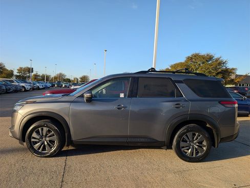 Certified 2022 Nissan Pathfinder SV image 3