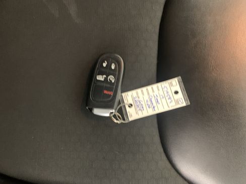 Used 2019 Jeep Cherokee Latitude Plus AWD/4WD image 41