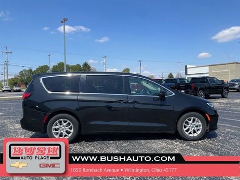 Used 2023 Chrysler Pacifica Touring-L FWD image 9