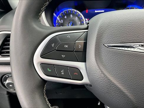 Used 2025 Chrysler Pacifica Select FWD image 18