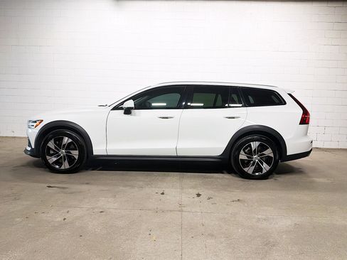 Used 2020 Volvo V60 T5 Cross Country image 2