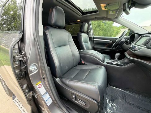 Used 2017 Toyota Highlander XLE AWD/4WD image 19