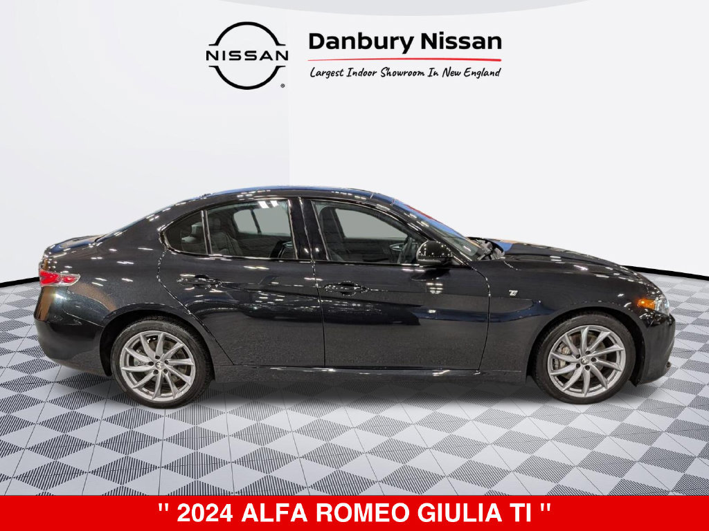 Used 2024 Alfa Romeo Giulia Ti AWD/4WD image 2