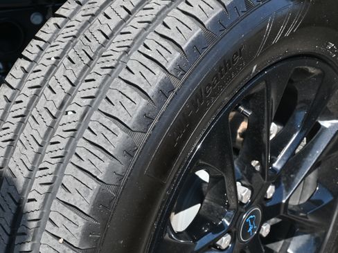 Used 2025 Jeep Wrangler Unlimited Sahara w/ Safety Group AWD/4WD image 13