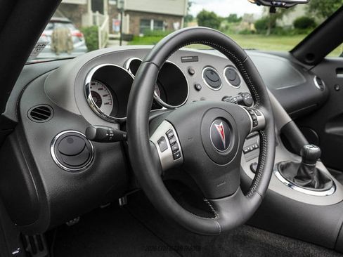 Used 2007 Pontiac Solstice Convertible w/ Premium Package RWD image 34