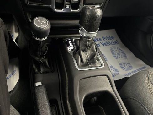 Used 2024 Jeep Wrangler Unlimited w/ Convenience Group AWD/4WD image 31