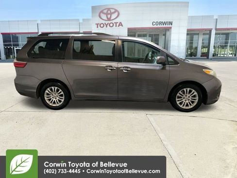 Used 2015 Toyota Sienna XLE image 9