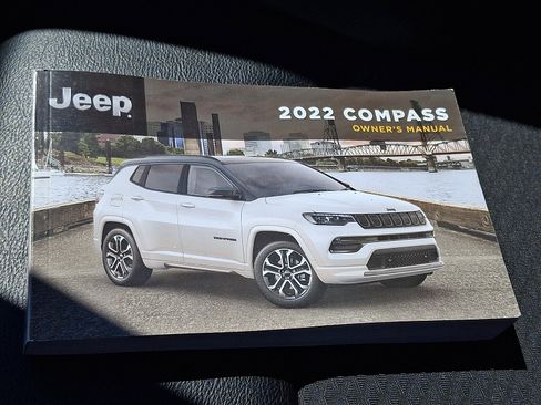 Used 2022 Jeep Compass Latitude w/ Convenience Group AWD/4WD image 25