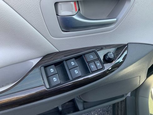Used 2017 Toyota Sienna XLE w/ XLE Navigation Package AWD/4WD image 13