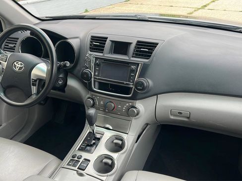 Used 2013 Toyota Highlander Plus AWD/4WD image 21