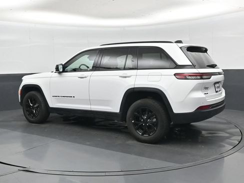 Used 2025 Jeep Grand Cherokee Altitude AWD/4WD image 8