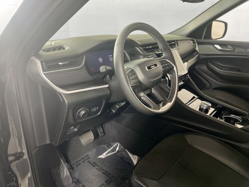 Used 2023 Jeep Grand Cherokee Altitude image 9