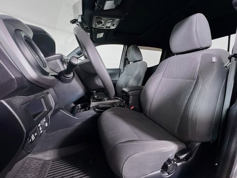 Used 2017 Toyota Tacoma TRD Off-Road w/ Premium & Technology Package image 11