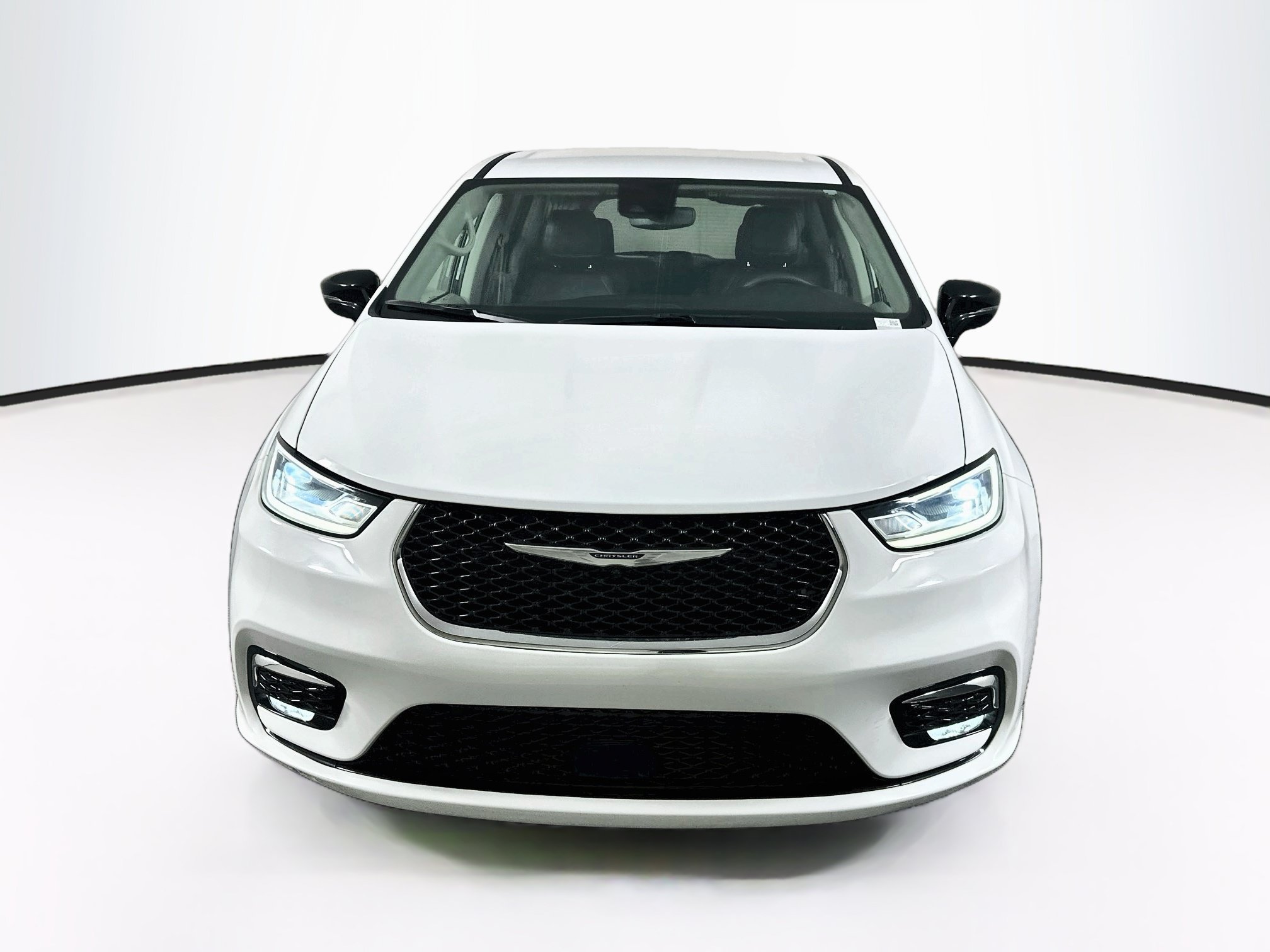 Used 2024 Chrysler Pacifica Touring-L FWD image 2